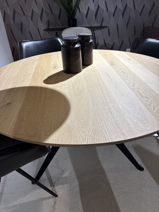 Image 1 of Dykk ronde 130 cm tafel Eiken