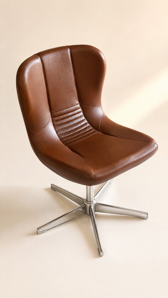 Image 1 of Een paar draaibare fauteuils uit de jaren 60/70 in bruin kunstleer en verchroomd metaal, vintage stoelen in de stijl van het mid