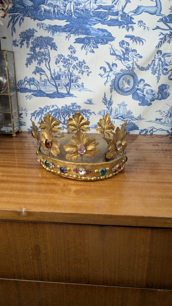 Image 1 of Grande Corona della Vergine in ottone dorato e cabochon in vetro colorato del XIX secolo