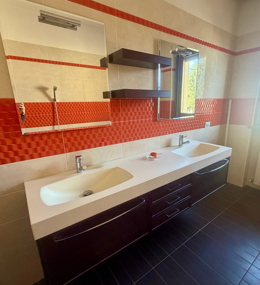Badezimmerschrank mit zwei Spiegeln