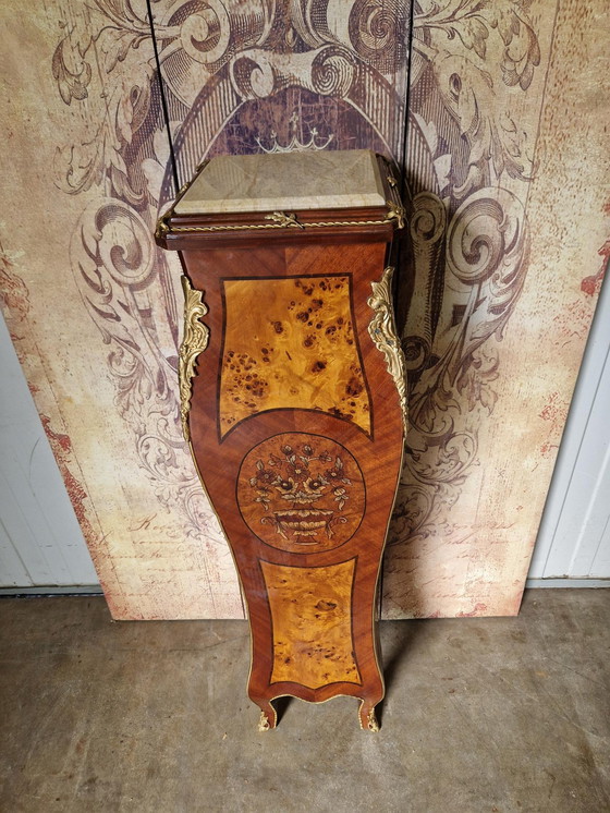 Image 1 of Klassieke zuil, plantentafel, piedestal, wortelfineer en marmeren blad en missing versieringen afm. 30x30cm en 126cm hoog.