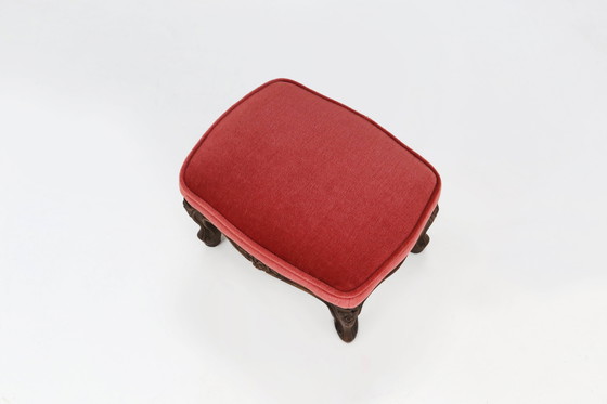 Image 1 of Taburete de pie de estilo barroco en madera tallada con tapicería de terciopelo coral