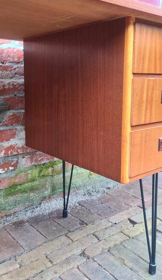Image 1 of Bureau design vintage. Années 1960. Pieds en épingle à cheveux.