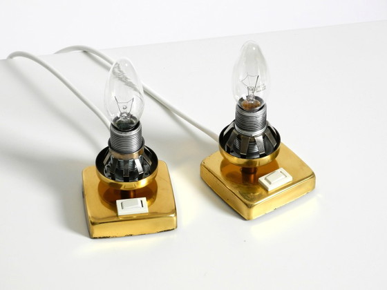 Image 1 of Zwei seltene Nachttischlampen aus Messing aus den 1960er Jahren mit goldfarbenen Blasenglasschirmen