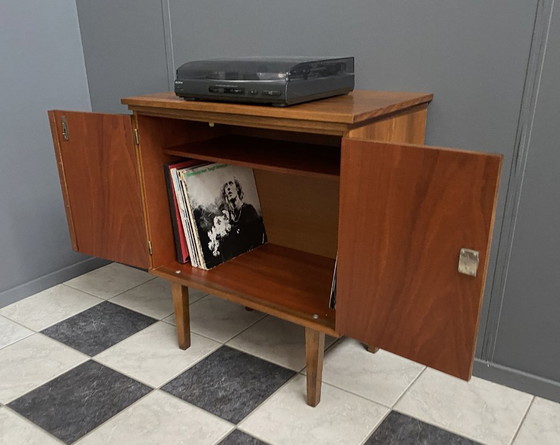 Image 1 of La parte superiore del giradischi/mobile audio può ruotare negli anni '60