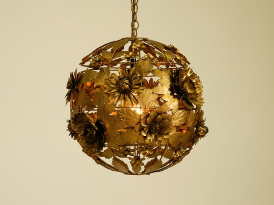 Preciosa y singular lámpara de techo esférica de metal con diseño floral, estilo Regencia de los años 70. (photo 9 of 20)