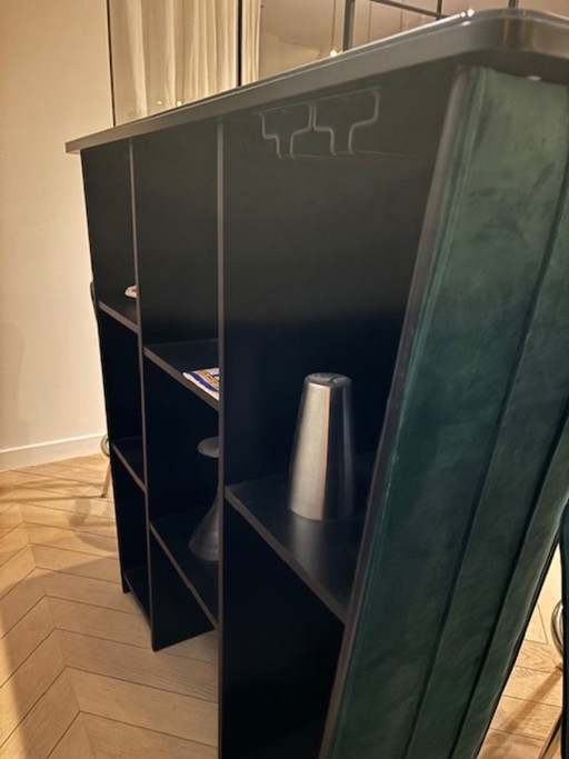 Barra elegante en terciopelo verde