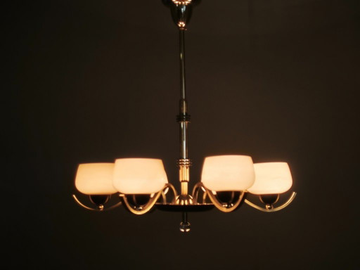 Lustre italien en laiton avec abat-jour en verre opalin, années 1950