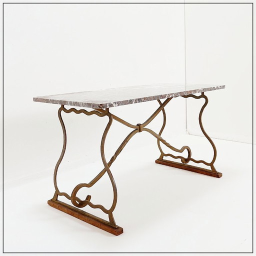 Mesa de centro de hierro forjado y mármol al estilo de Gilbert Poillerat