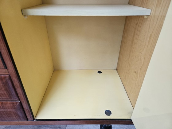 Image 1 of Vetrina in mogano della metà del 1960 con piano in vetro