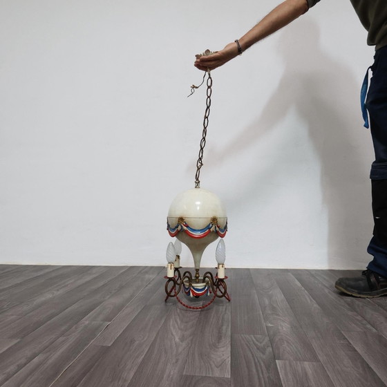 Image 1 of Lámpara de araña con globo aerostático de diseño francés Toleware, antigüedades modernas de los años 50