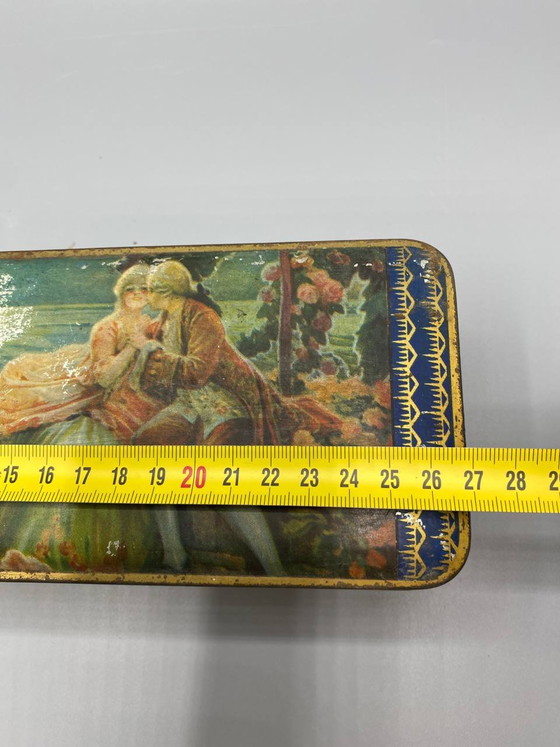Lithographed Tin Box – 18th Century Style Gallant Scene – Early 20th Century – Decorative Objects (photo 5 of 7)
