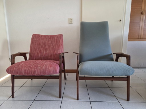 Twee stoelen door Yngve Ekstrom door Pastoe waaronder Ruster