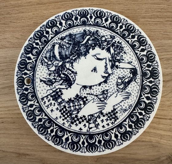 Rare Set (2) Vintage Wall Plates 'The Four Seasons' incl. Original Box – Bjørn Wiinblad for Nymølle (1978) (photo 6 of 9)