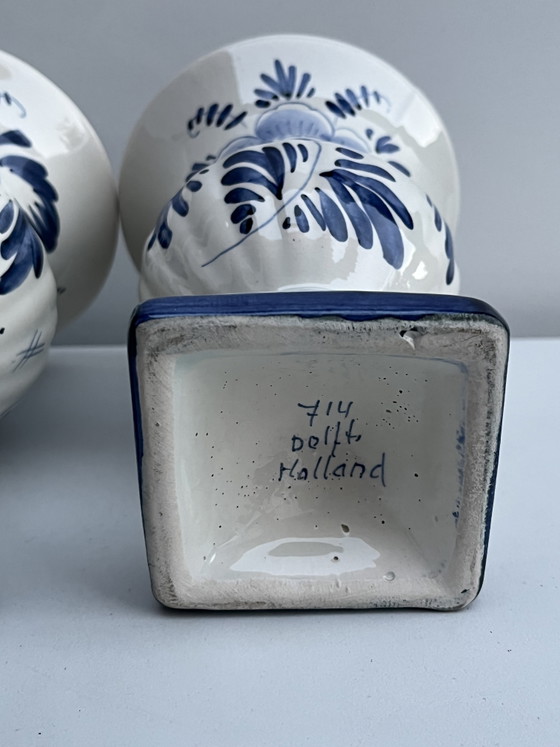Image 1 of * Delft number 714: 2 small vases 16cm high 12cm diameter 809 grams