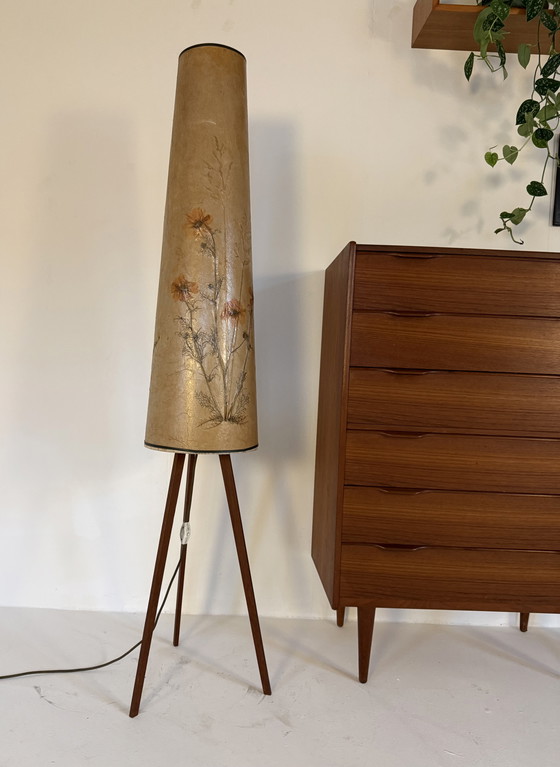 Image 1 of Lampadaire trépied vintage orné de fleurs séchées, Hesse Leuchten '60