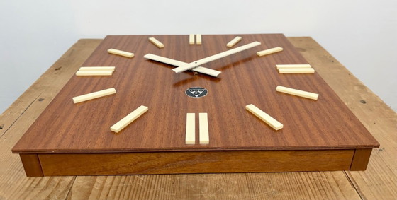 Image 1 of Orologio da parete vintage in legno marrone di Pragotron, anni '80