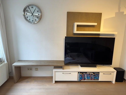 TV-Schrank aus Holz