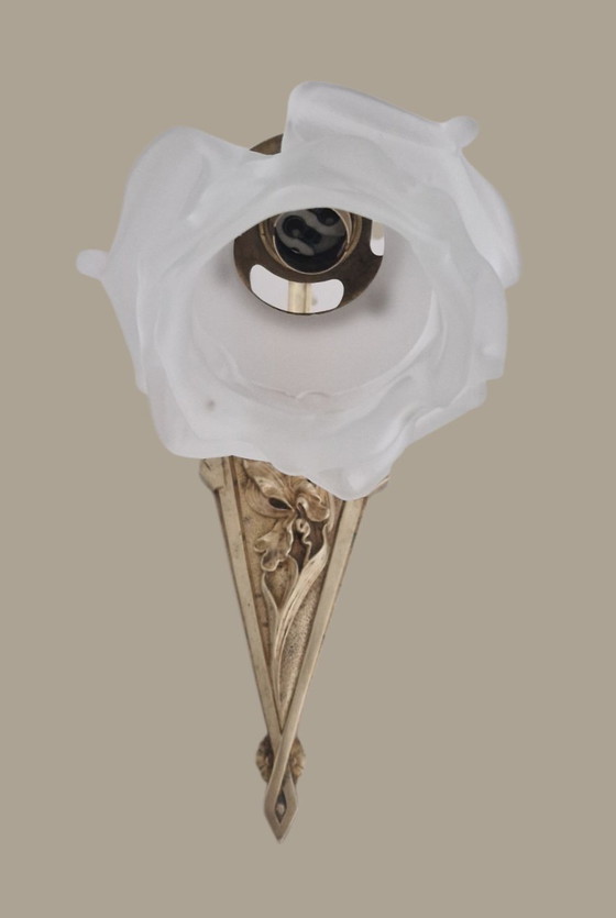 Image 1 of Jugendstil-Wandleuchte aus vergoldeter Bronze – Tulpenförmiger Schirm aus mattiertem Glas – Um 1900
