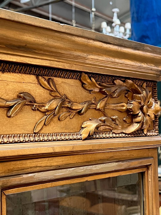 Vergulde vitrinekast in Lodewijk XVI-stijl. – Vitrinekasten, Wood (photo 5 of 7)