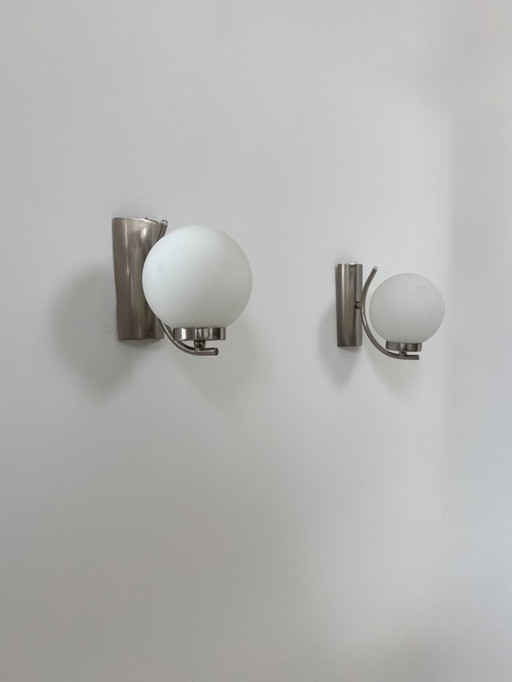 Par de apliques vintage, cromo y cristal opalino, Francia, 1970