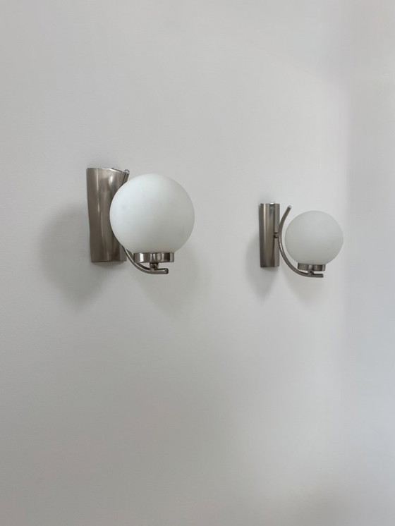 Image 1 of Coppia di applique vintage, cromo e vetro opalino, Francia, 1970