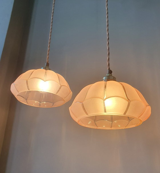 Image 1 of Ensemble de 2 suspensions vintage en verre opalin rose pastel, élégantes en forme de rosace.