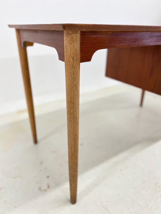 Image 1 of Dänischer Petite Teak-Schreibtisch, 1950er Jahre.