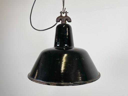 Industriële zwarte emaille fabriekslamp met gietijzeren bovenkant, jaren 1950