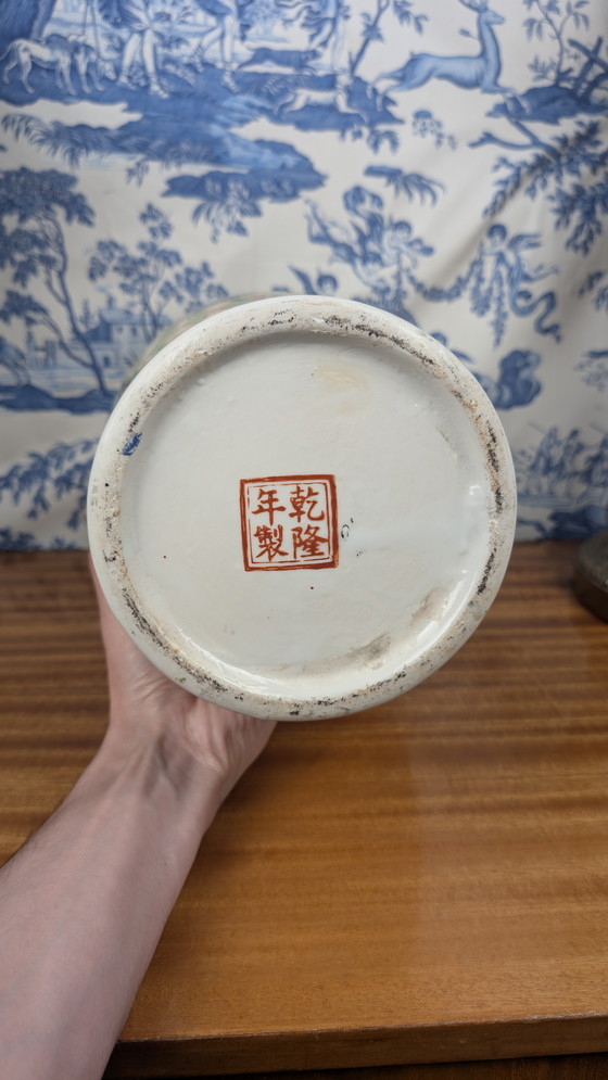 Image 1 of Vaso in porcellana cinese di Canton con decorazione a palazzo e floreale firmato Nian Qian Zhilong metà del XX secolo