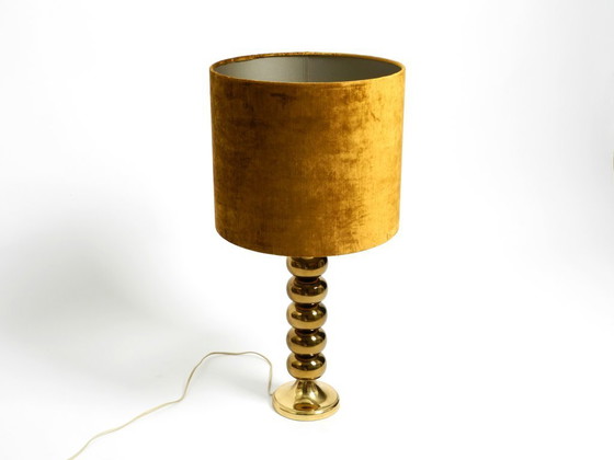 Image 1 of Rarissima grande lampada da tavolo in ottone degli anni '70 con paralume in velluto nuovo di Aneta Växjö Svezia