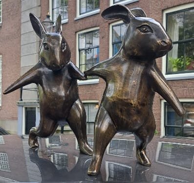 2 lepri che camminano, bronzo