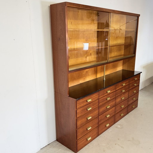 Vintage Duitse Apothekerskast In Mahonie | Mid-Century Modern – opbergkast, Glass, Wood (photo 2 of 14)