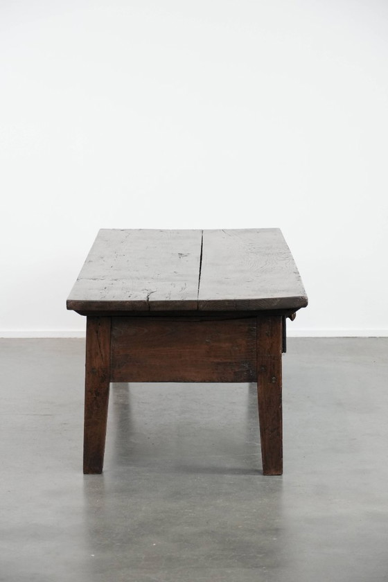 Image 1 of Mesa de centro antigua de madera de castaño del sur de Europa del siglo XVIII con dos cajones