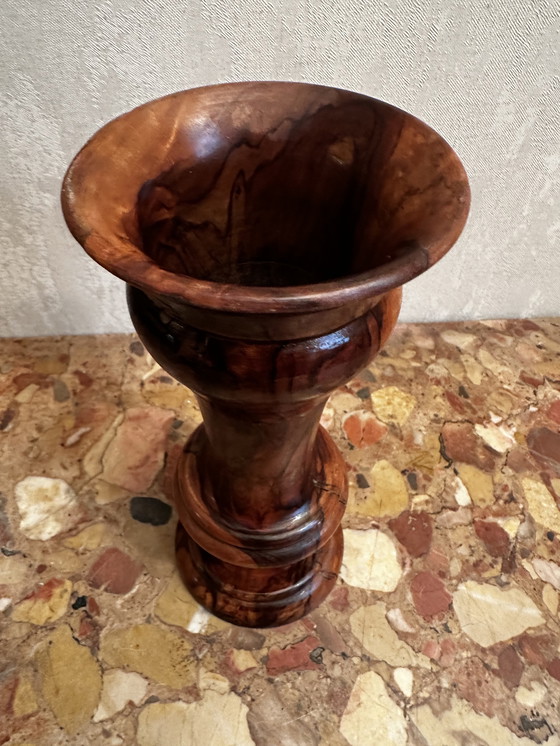 Image 1 of Gedraaide vaas van olijfhout, 23 cm hoog