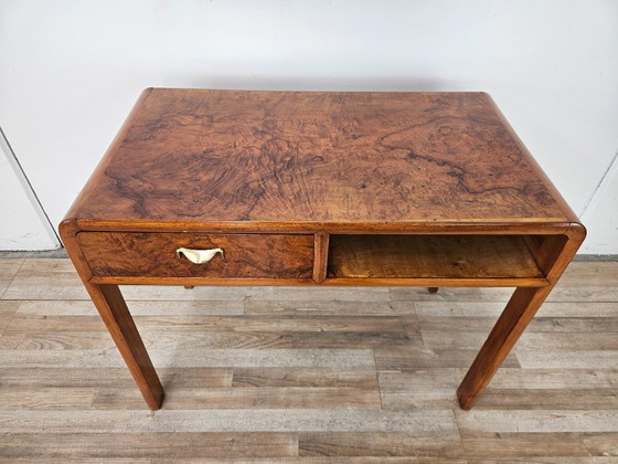 Image 1 of Schreibtisch im Art-Deco-Stil der 1950er Jahre aus Nussbaummaserholz und hellem Nussbaumholz