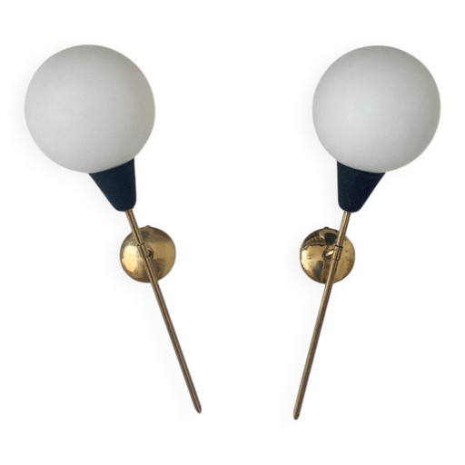 Een paar vintage wandlampen van messing en opaalglas.
