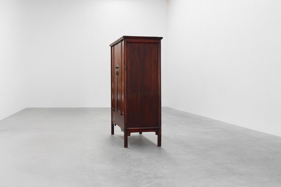 Image 1 of Großer chinesischer Hochzeits- oder Konusschrank aus Holz aus der Qing-Dynastie, 19. Jahrhundert