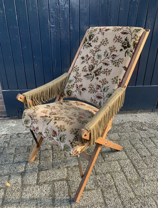 Vintage klapstoel met bloemenprint en franjes
