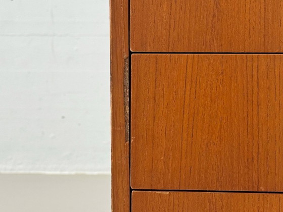 Image 1 of Cómoda de mediados de siglo con patas chapadas en teca, década de 1960.