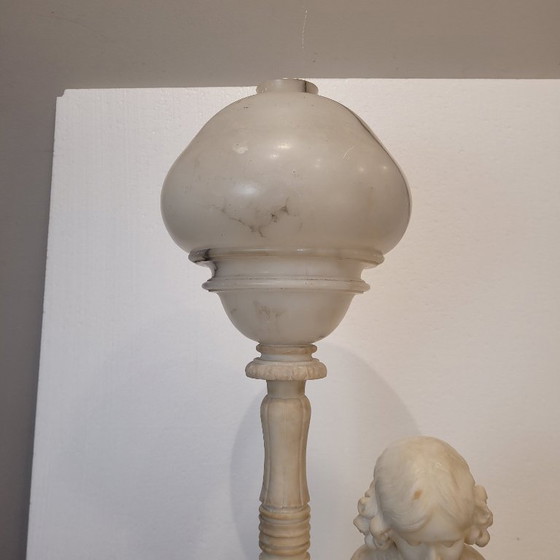 Image 1 of Scultura/lampada da tavolo “ragazza che legge”, alabastro, firmata, Art Nouveau, inizi del XX secolo – Italia