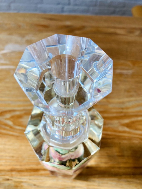 Image 1 of Vase vintage asiatique octogonal en cristal peint à l'envers, à motif floral inversé.