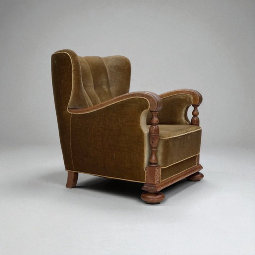 Poltrona danese, anni '60, velluto verde, legno massello di rovere intagliato.