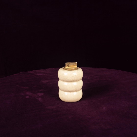 Briquet de table Tommaso Barbi en céramique mouchetée crème et laiton 1970 – Objets déco, Ceramic, Brass (photo 8 of 15)