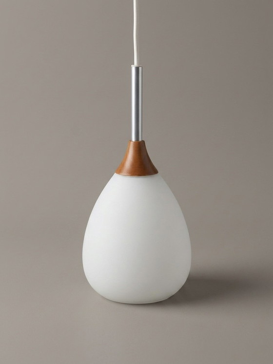 Image 1 of Vintage ‘teardrop’ hanglamp van opalineglas en hout 