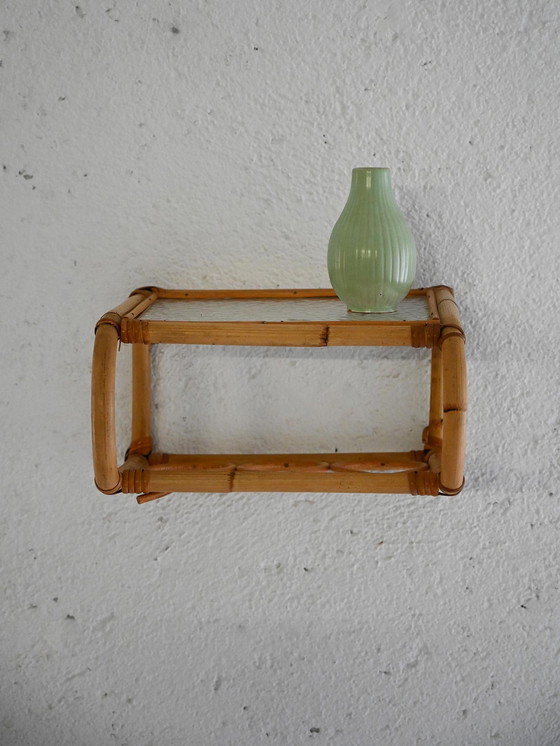 Image 1 of Mesita de noche escandinava de bambú y cristal montada en la pared