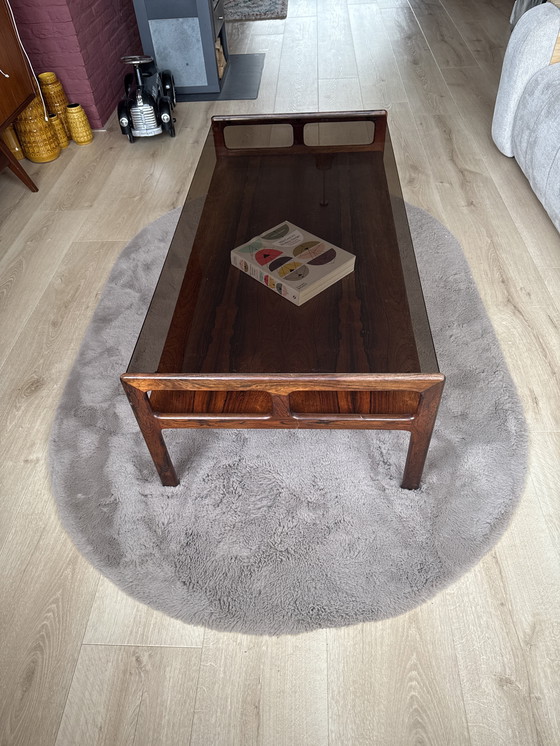 Image 1 of Table basse en palissandre avec plateau en verre fumé