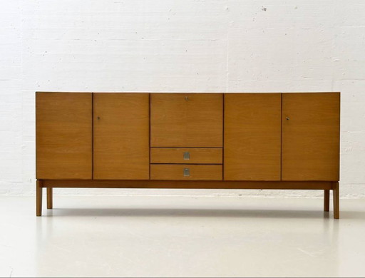 Dressoir uit het midden van de 20e eeuw met veel opbergruimte, gemaakt van beukenhout, jaren 60.