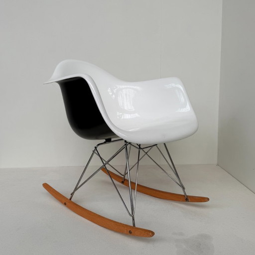 Sedia a dondolo di Charles e Ray Eames, versione italiana.