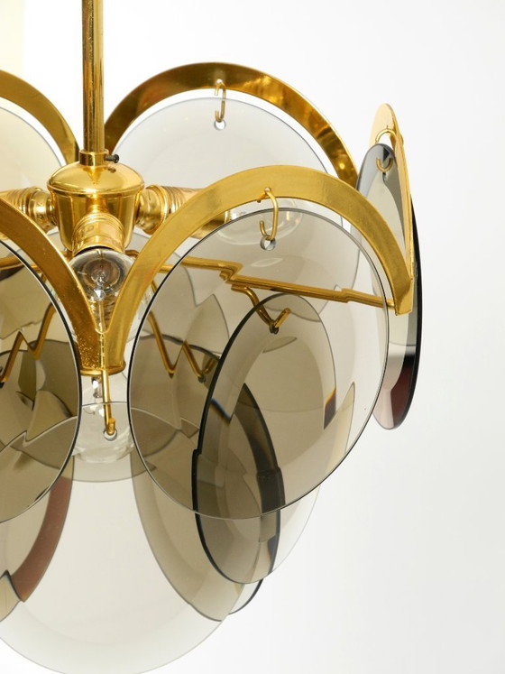 Image 1 of Bellissimo lampadario da soffitto originale degli anni '60 in ottone di grandi dimensioni con ampie piastre di vetro rotonde.